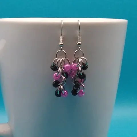 Shaggy Loops Chainmaille Earrings - black and rose beads